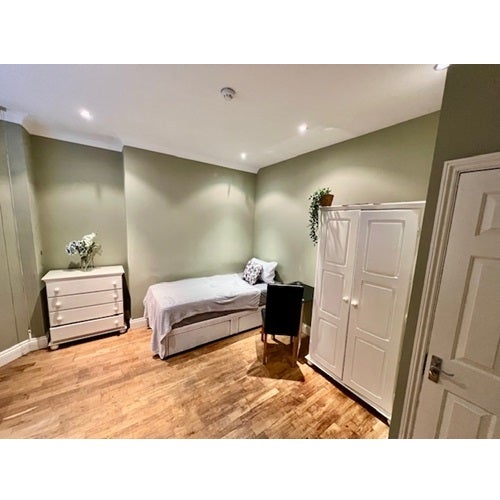 Room Hogarth Road in London