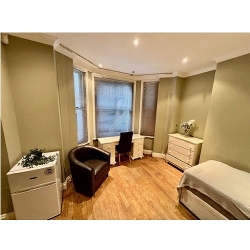Room Hogarth Road in London