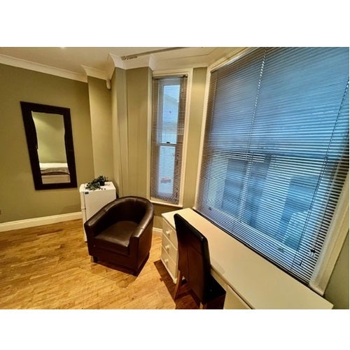 Room Hogarth Road in London