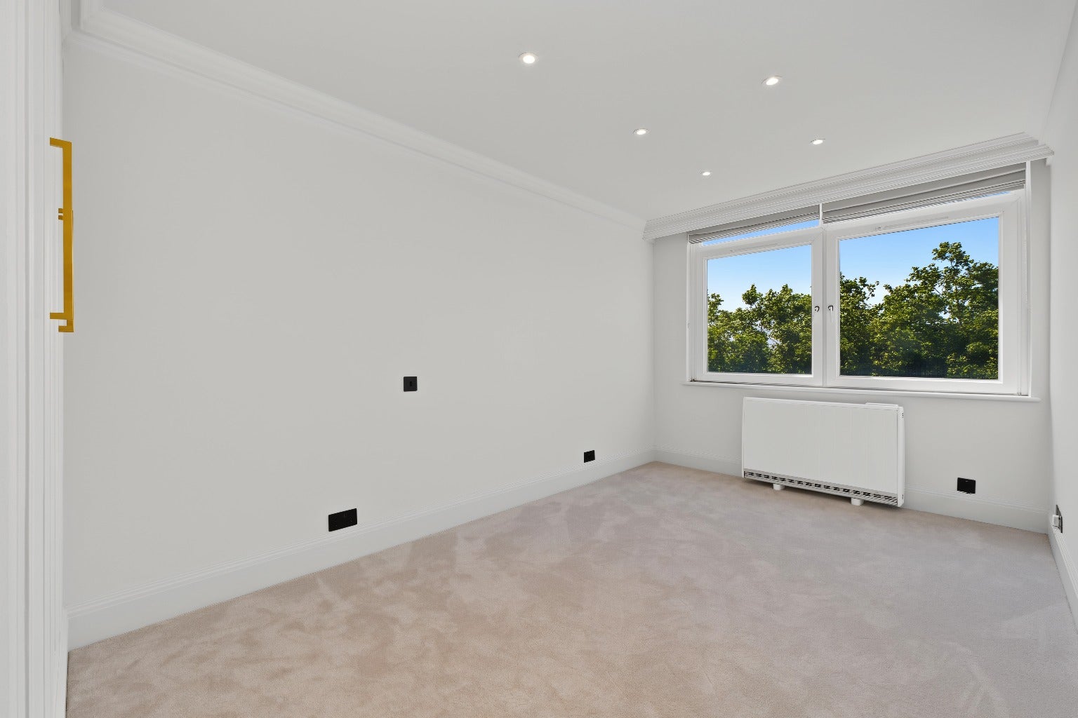 Flat Dagenham Road in Greater London