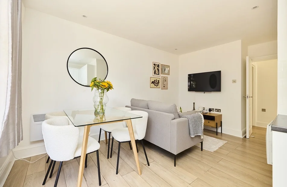 Flat Mount Nod Road in Greater London