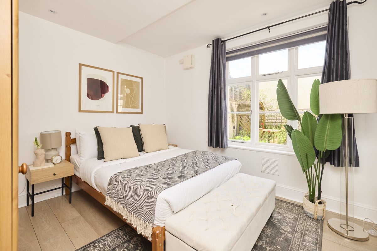 Flat Mount Nod Road in Greater London