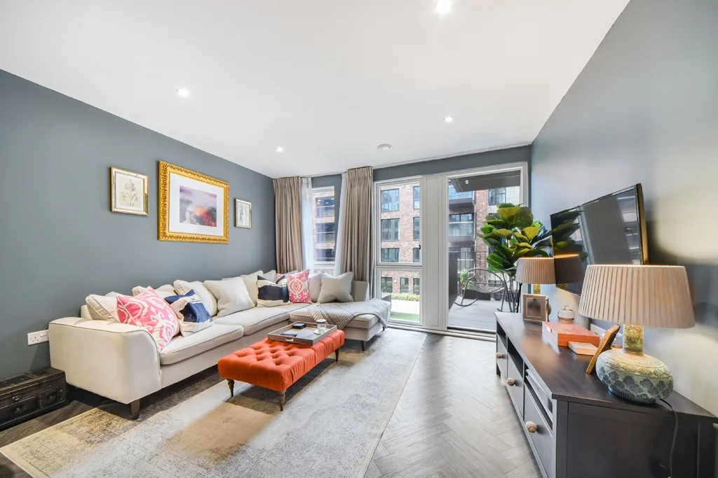 Flat Highland Street in Greater London