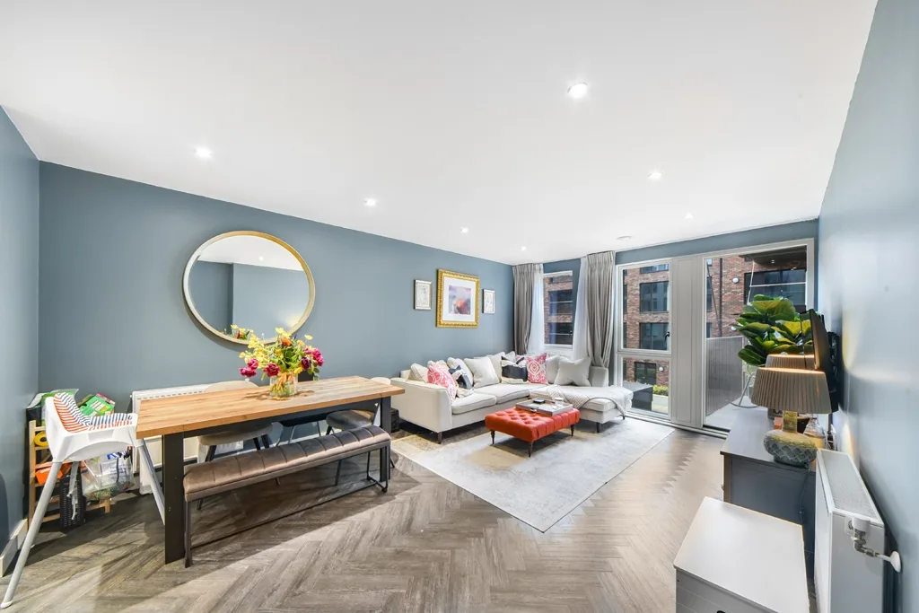Flat Highland Street in Greater London