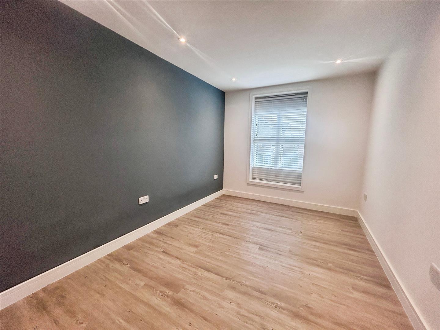 Flat Kingston Road in Greater London