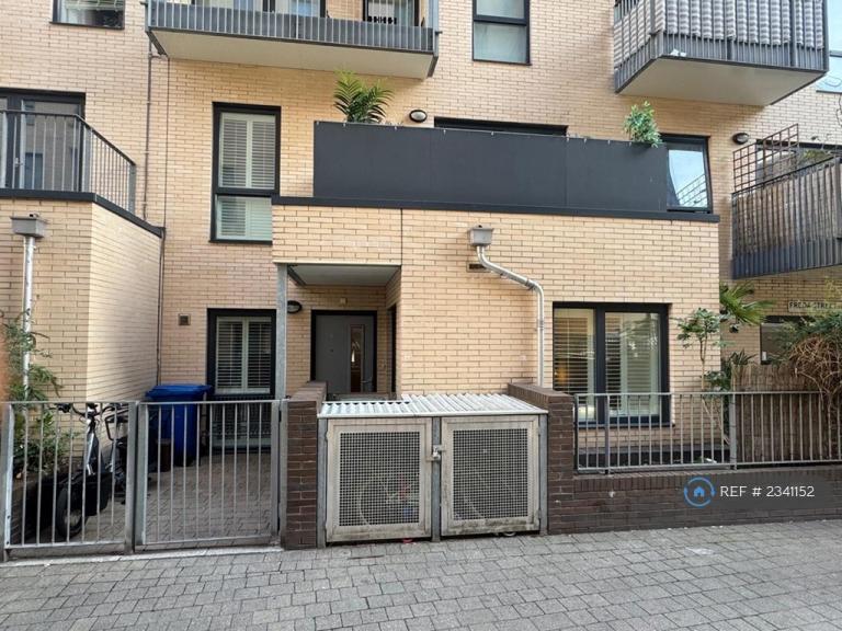 Flat Freda Street in Greater London