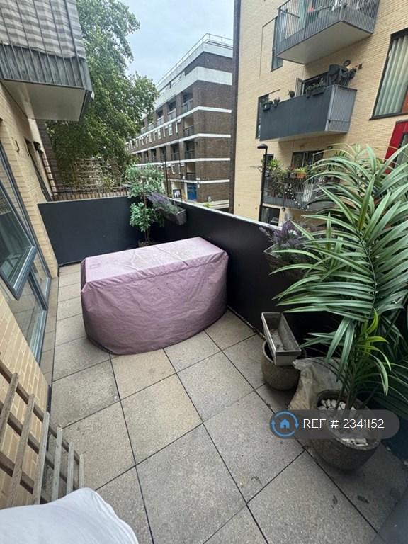 Flat Freda Street in Greater London