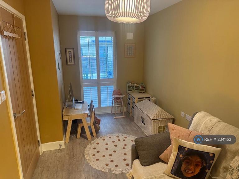 Flat Freda Street in Greater London