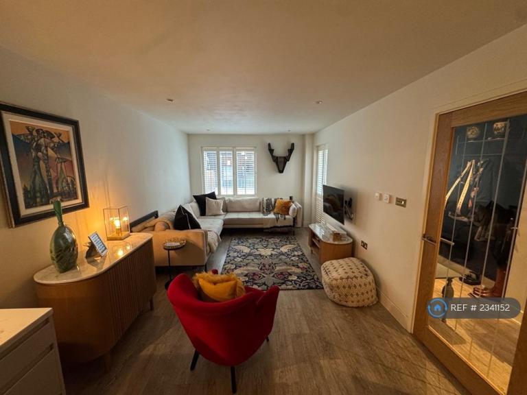 Flat Freda Street in Greater London