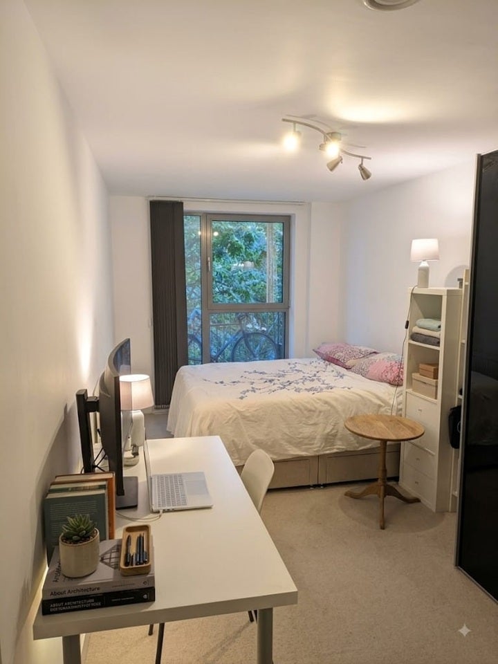 Flat Fulneck Place in Greater London