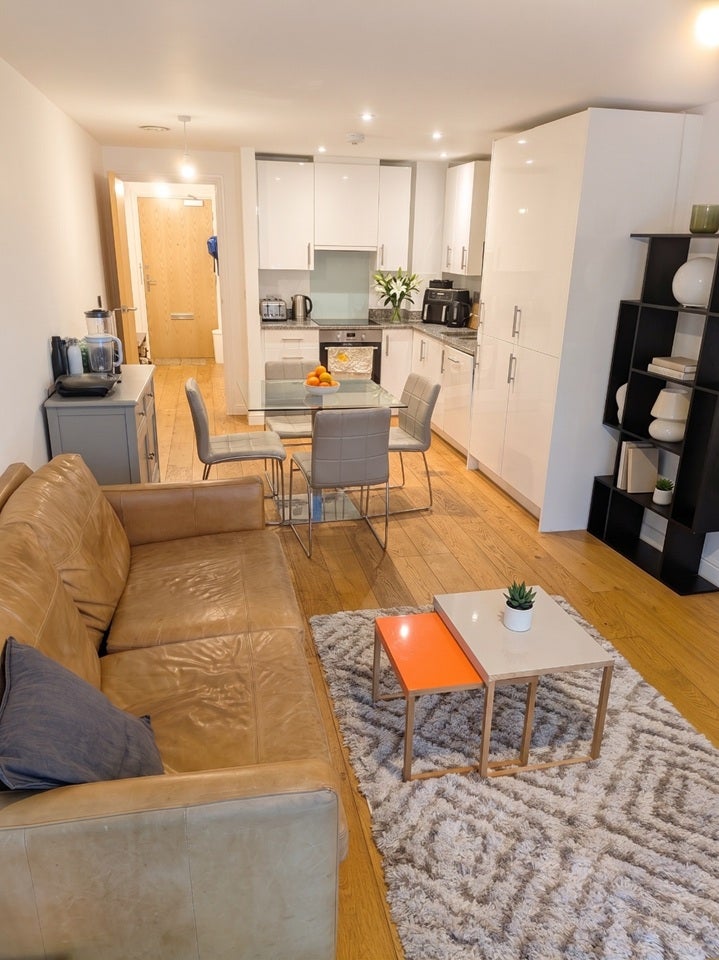 Flat Fulneck Place in Greater London