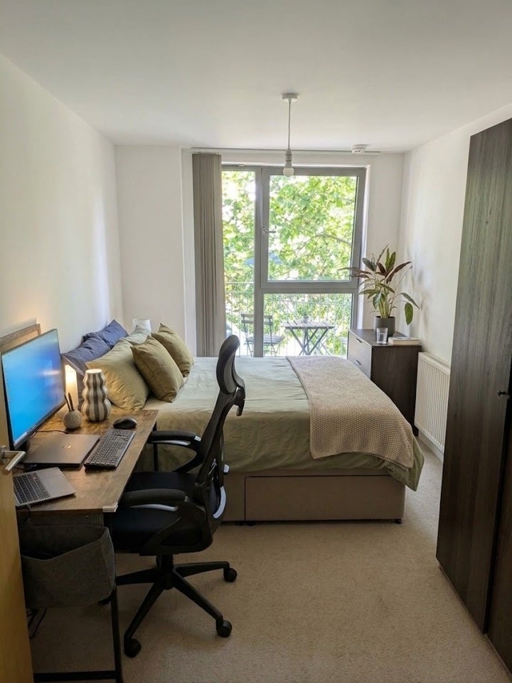 Flat Fulneck Place in Greater London