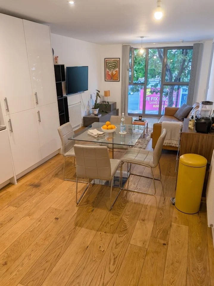 Flat Fulneck Place in Greater London