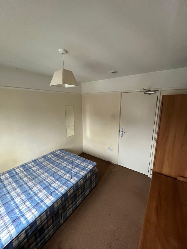 Room Manor Road in Bristol
