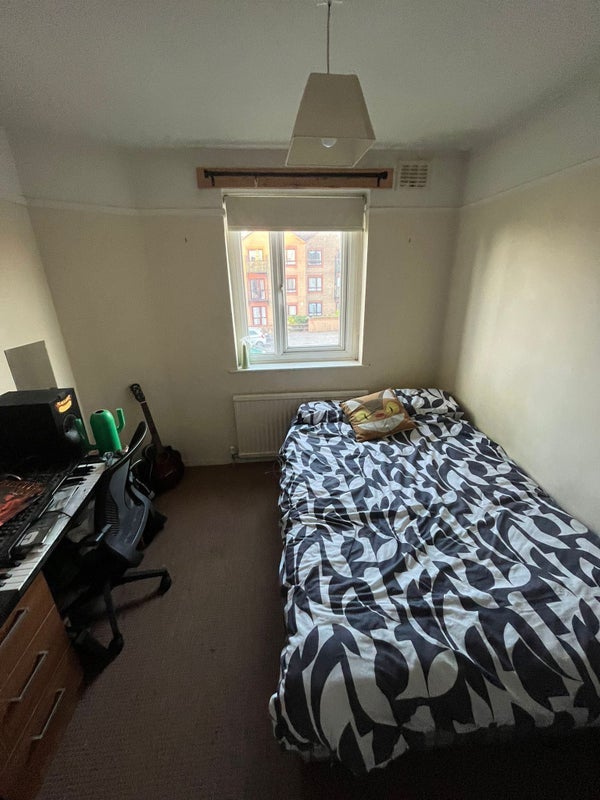 Room Manor Road in Bristol