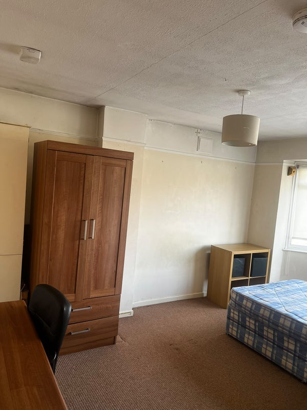 Room Manor Road in Bristol