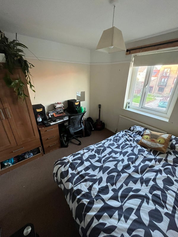 Room Manor Road in Bristol