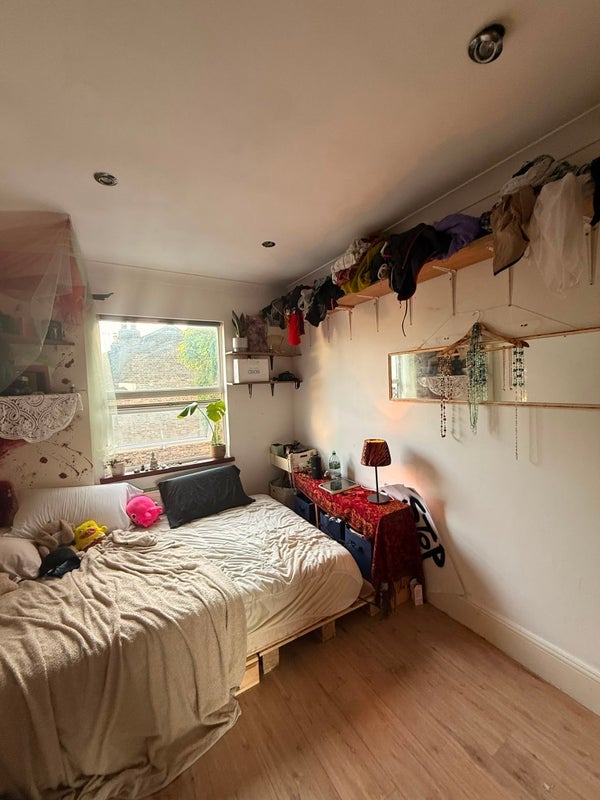 Room Dresden Road in Greater London