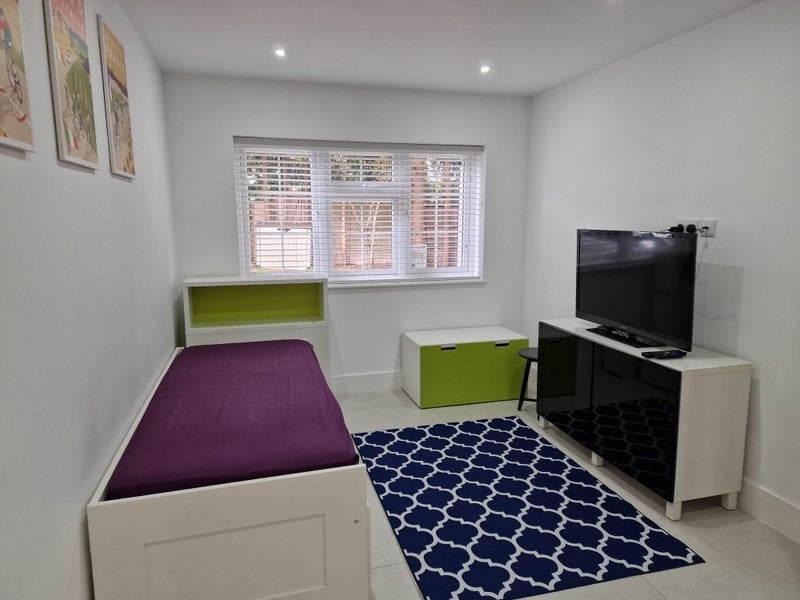 Room Slough Road in Iver Heath