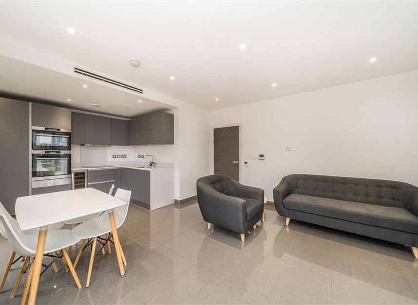 Flat Milcote Street in Greater London