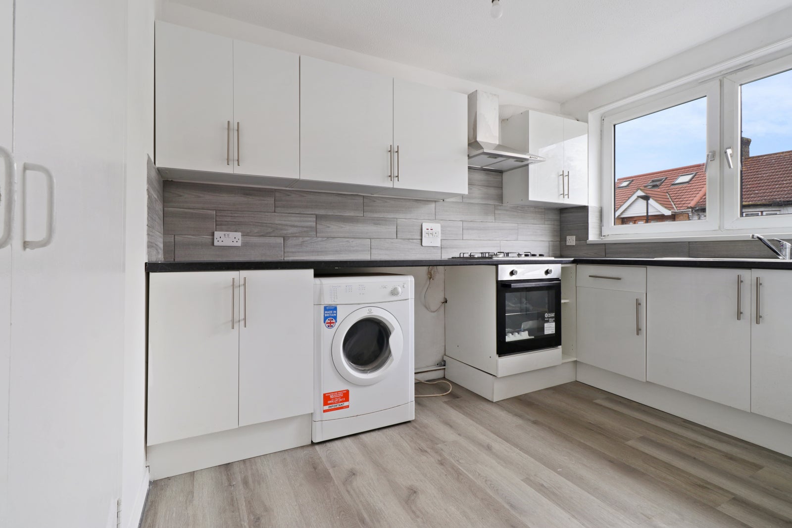 Flat Dore Avenue in Greater London