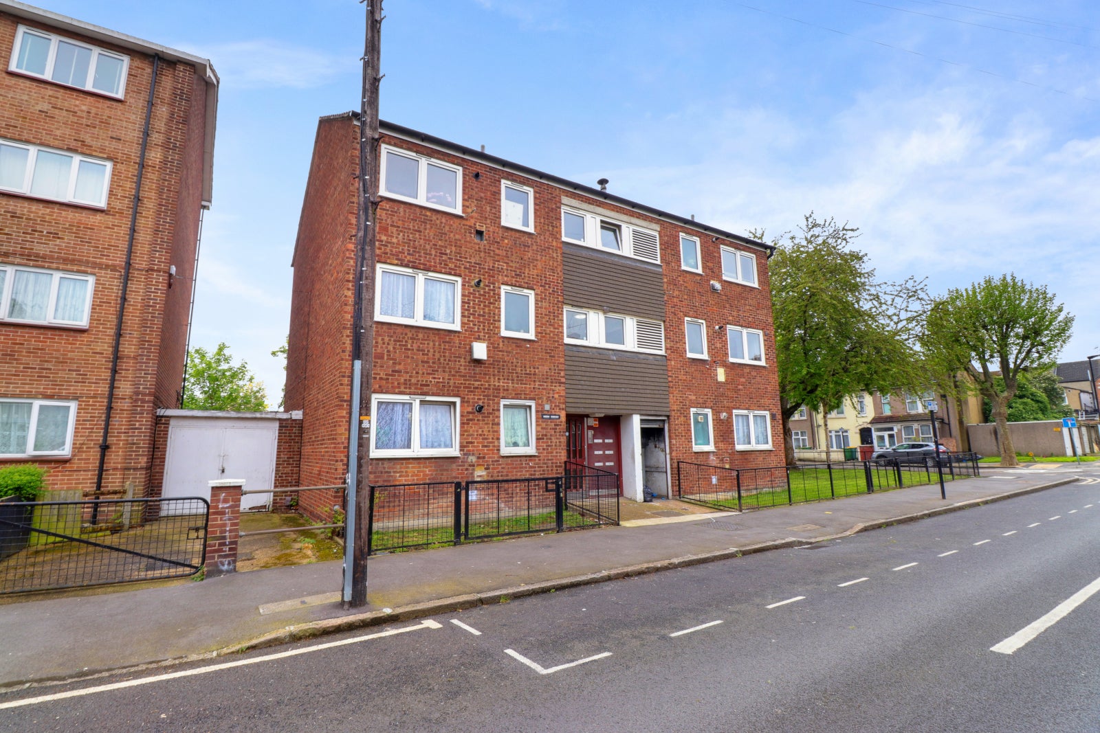 Flat Dore Avenue in Greater London
