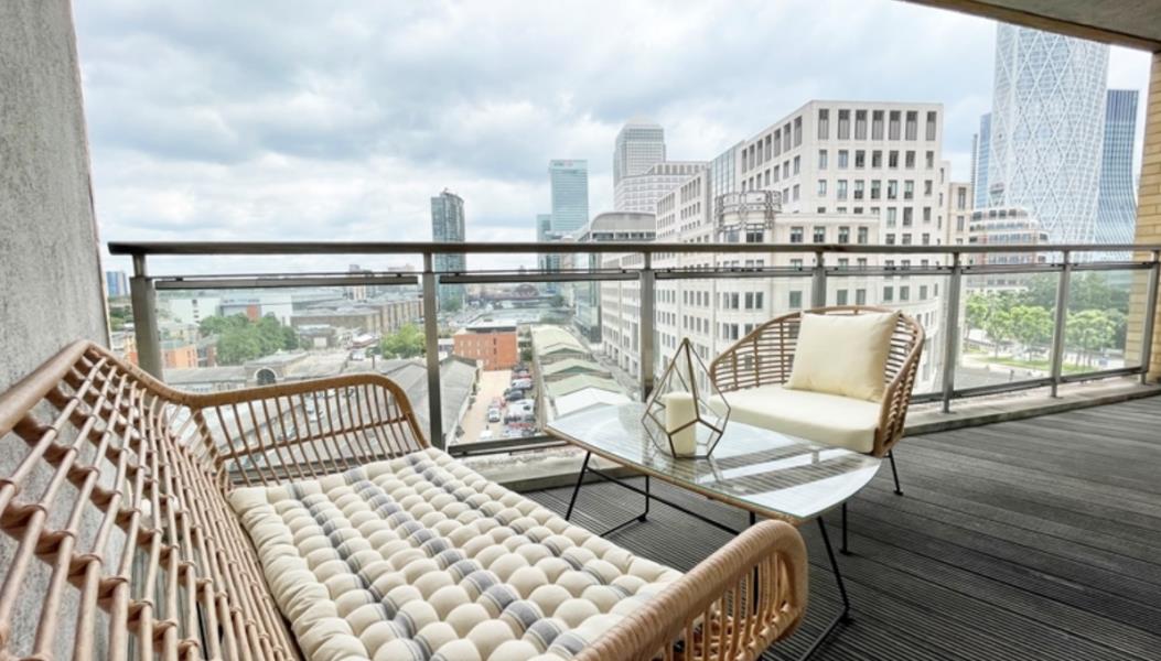 Flat Westferry Circus in Greater London