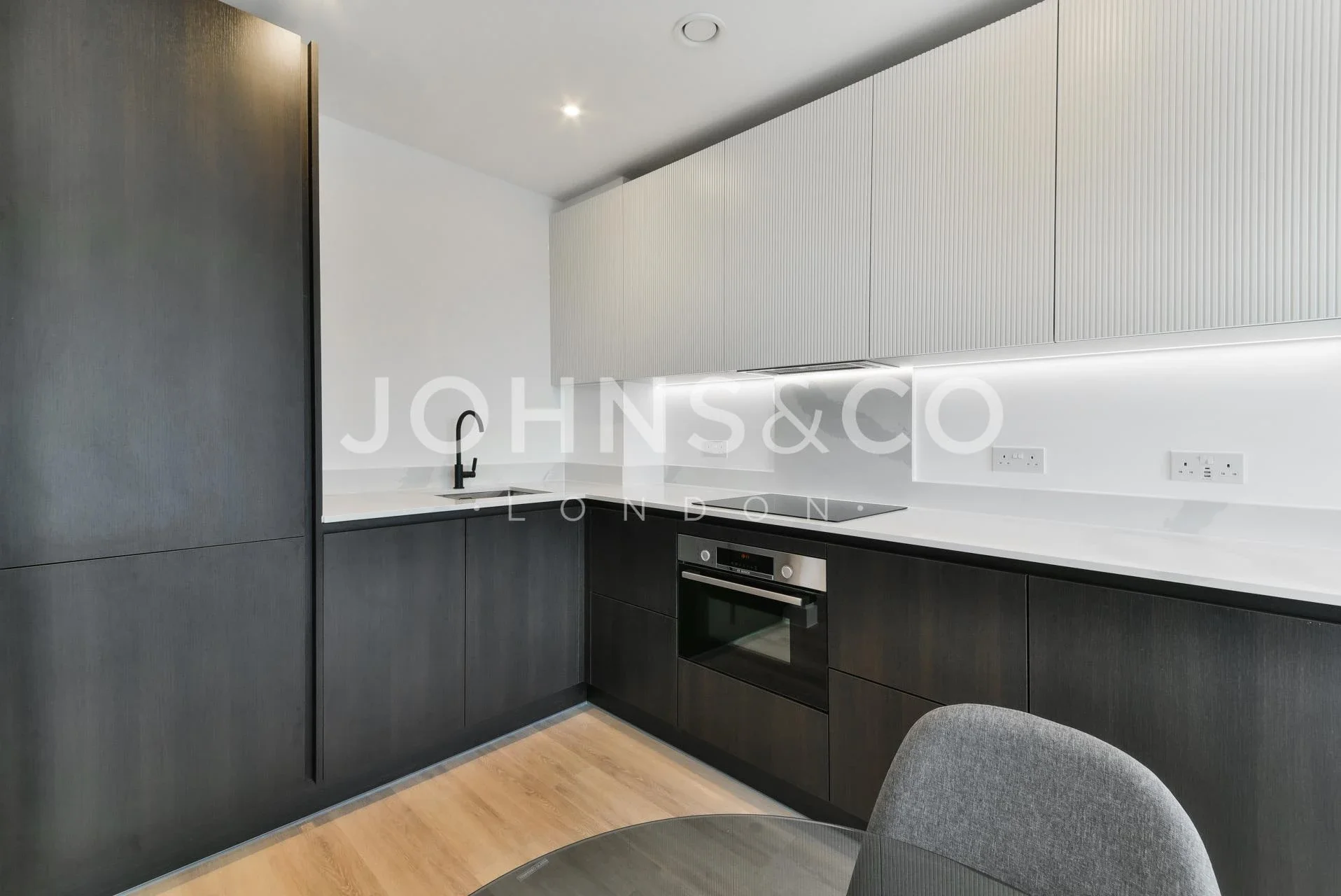 Flat Victoria Road in Greater London