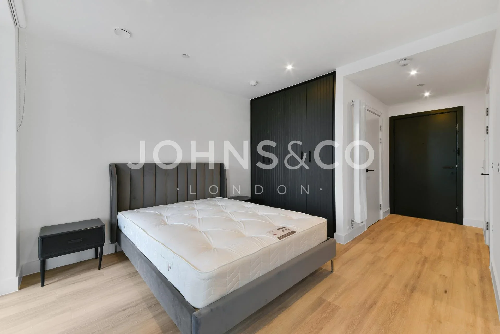 Flat Victoria Road in Greater London
