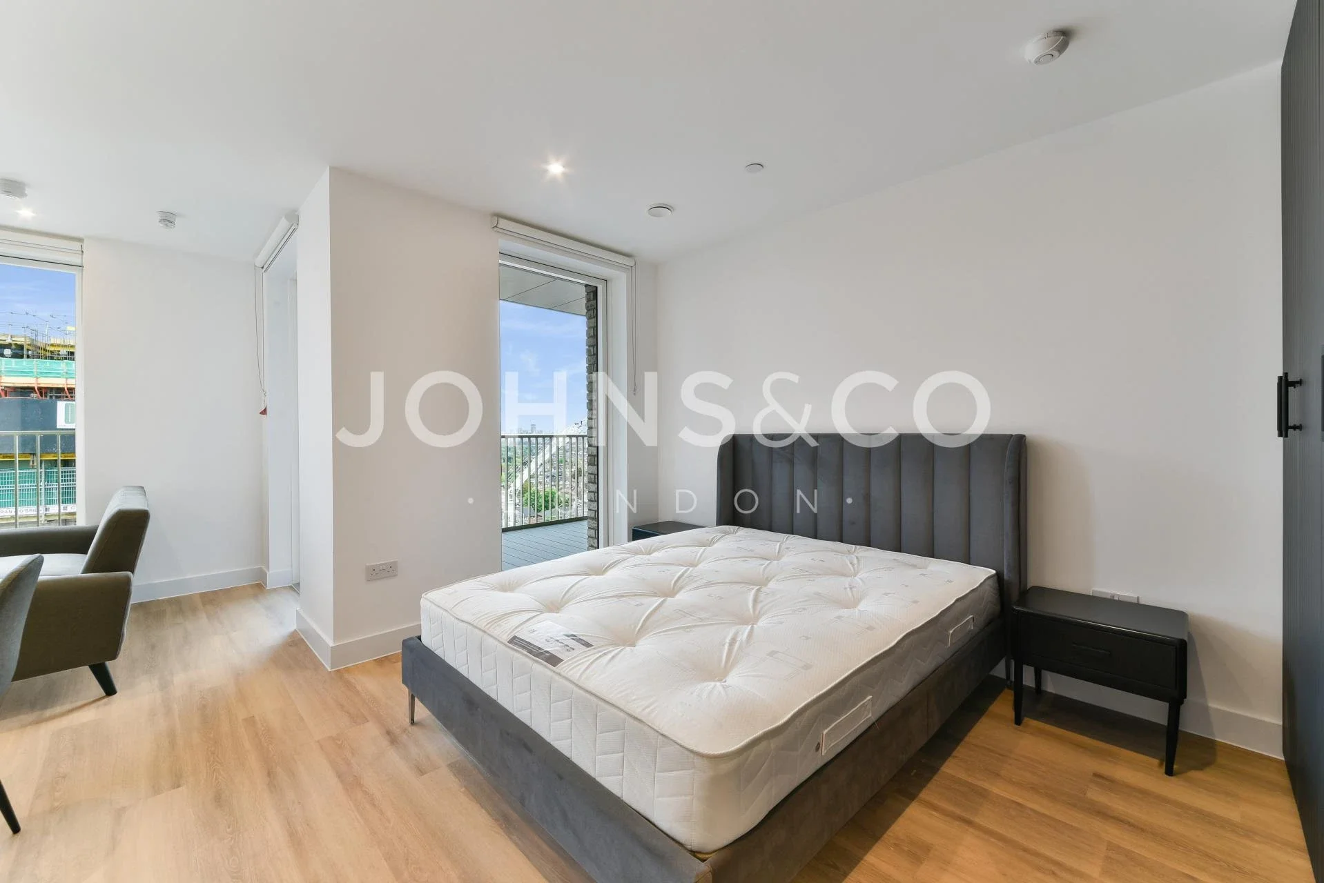 Flat Victoria Road in Greater London