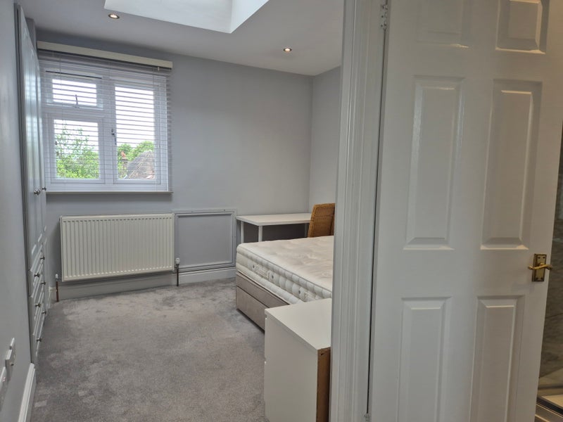 Room Lillian Avenue in Greater London