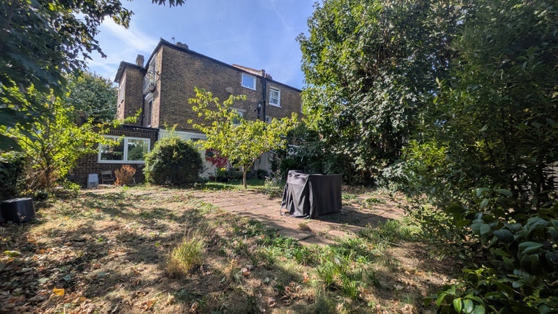 Flat Queen's Road in Greater London
