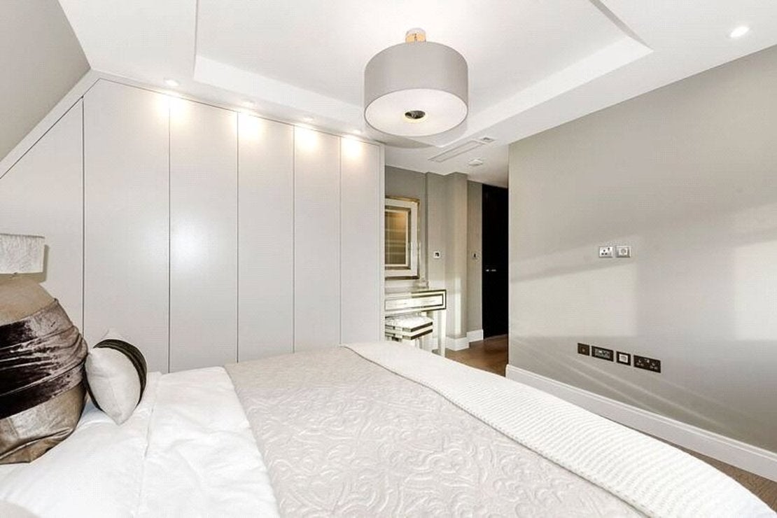Flat Boydell Court in Greater London