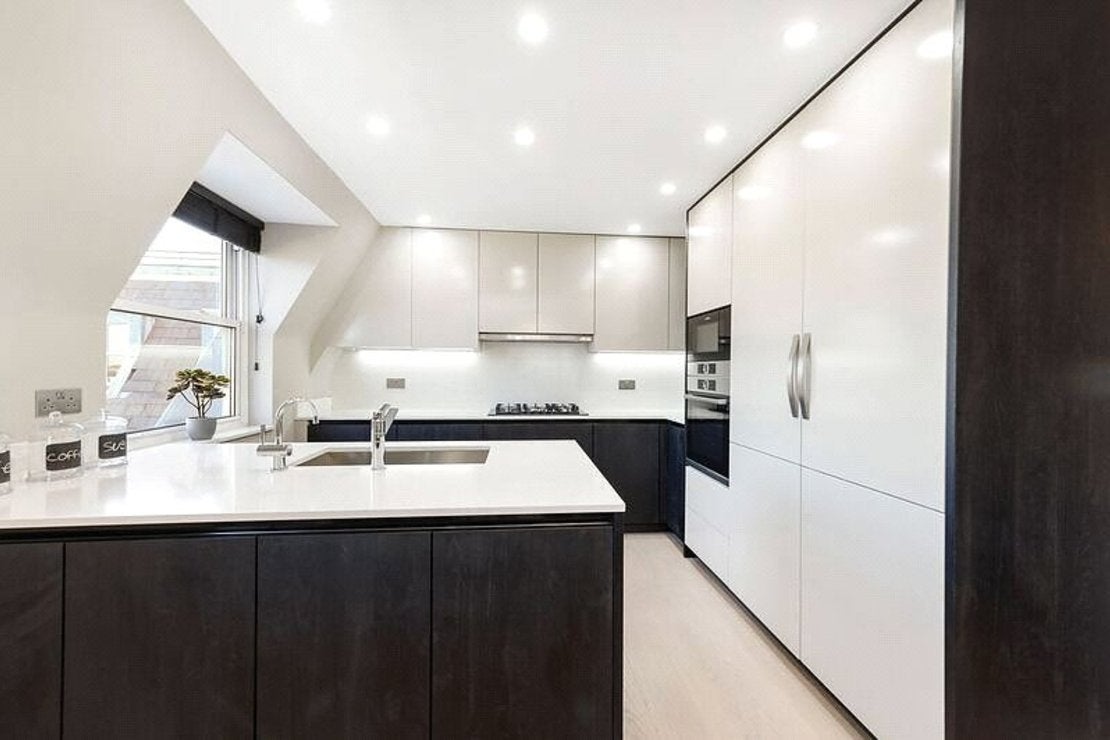 Flat Boydell Court in Greater London