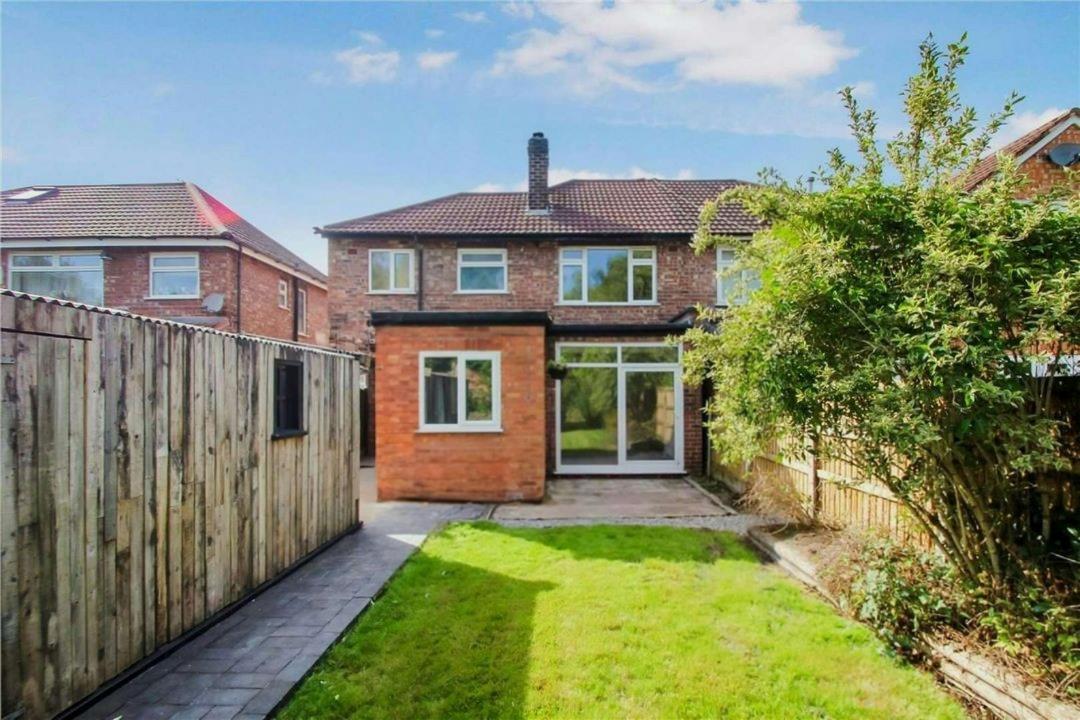 House Buckingham Grove in Trafford