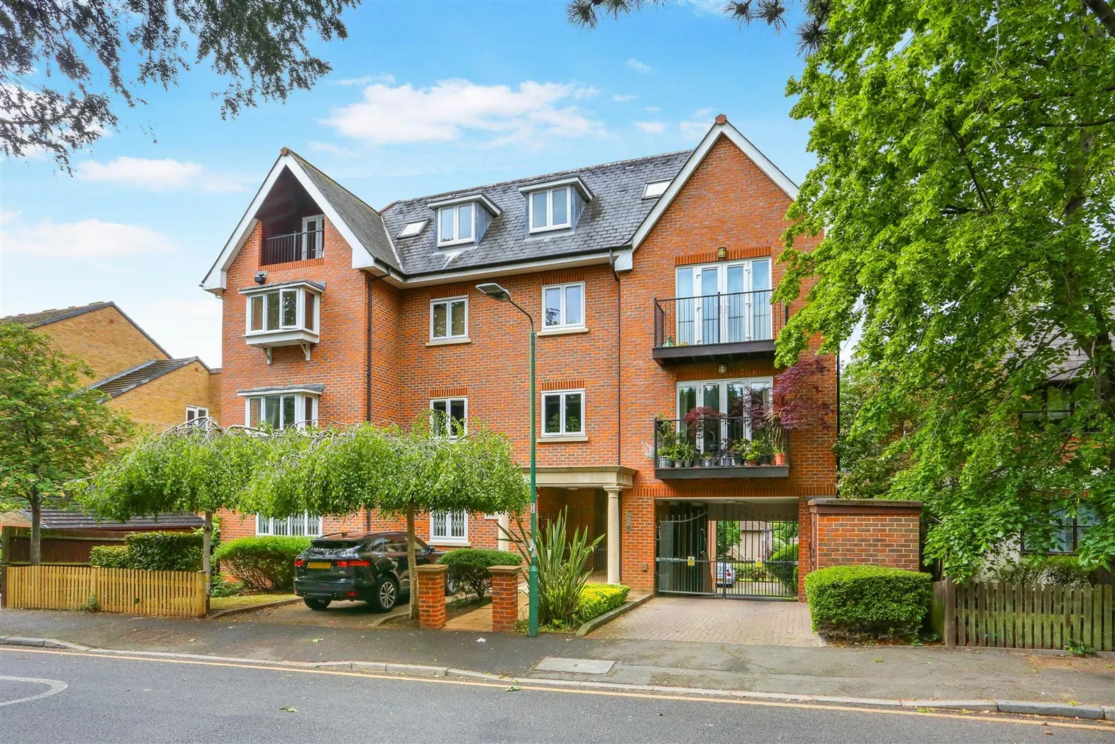 Flat Thicket Road in Greater London