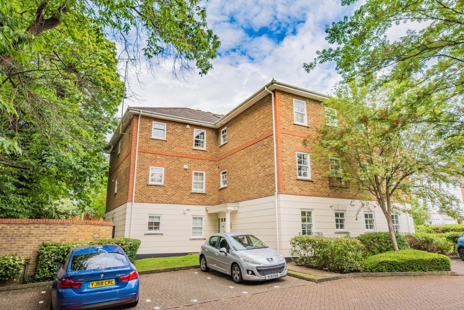 Flat Knoll Road in Surrey Heath