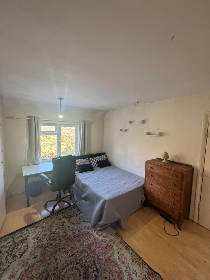 Room Long Drive in Greater London