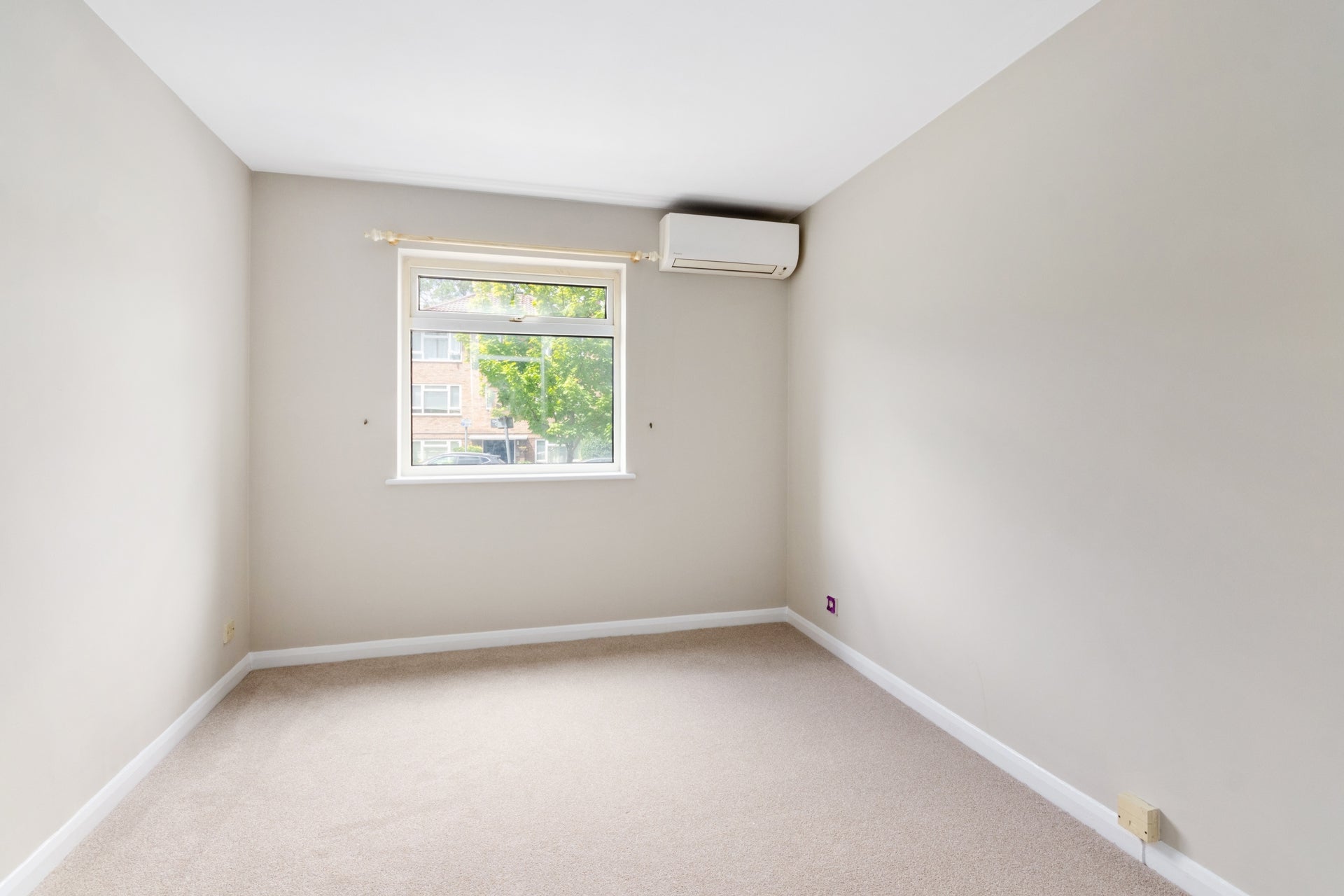 Flat Adelaide Road in Greater London