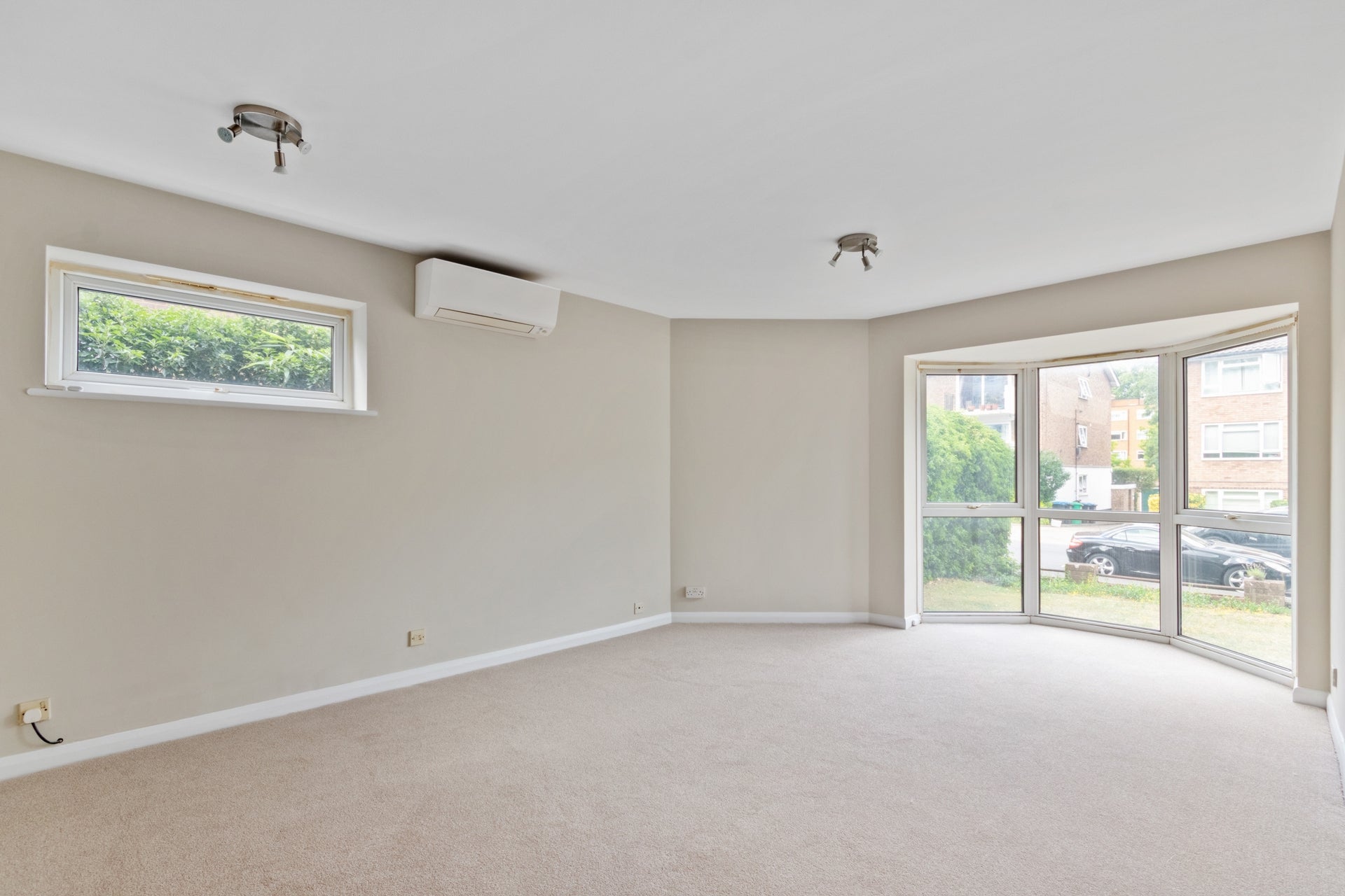Flat Adelaide Road in Greater London
