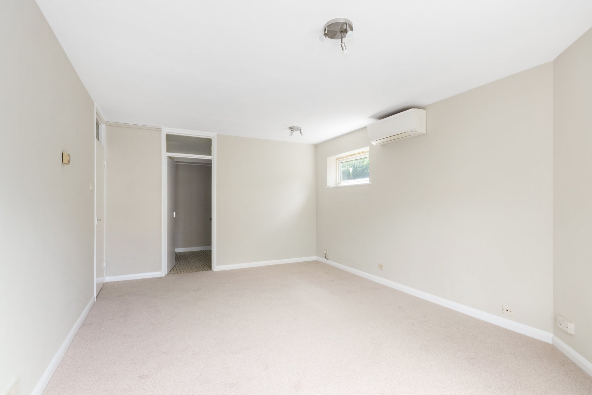 Flat Adelaide Road in Greater London