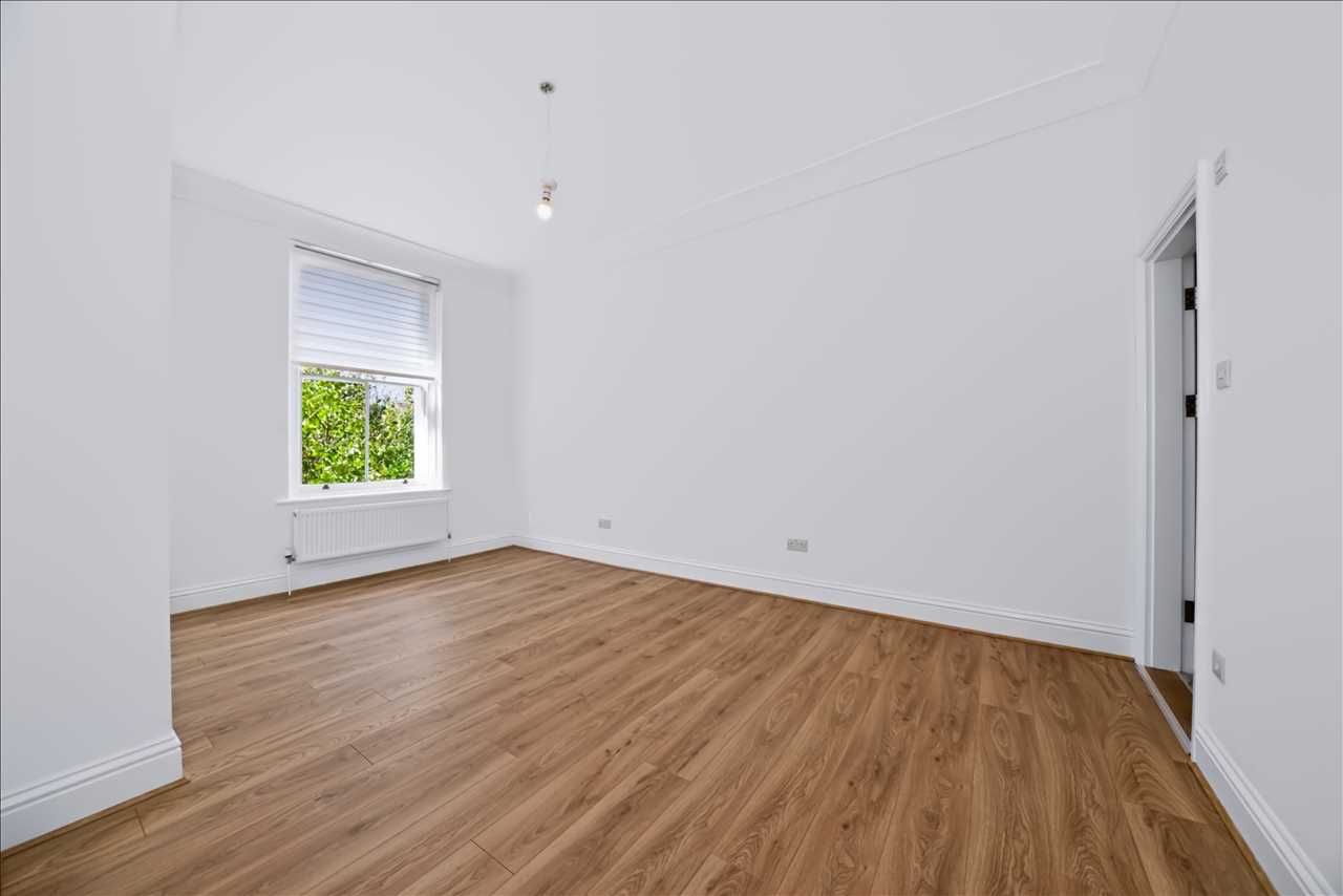Flat Beaconsfield Road in Greater London