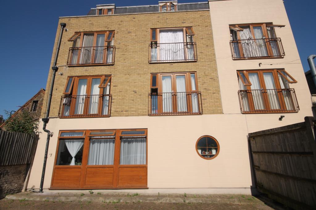 Flat Kirchen Road in Greater London