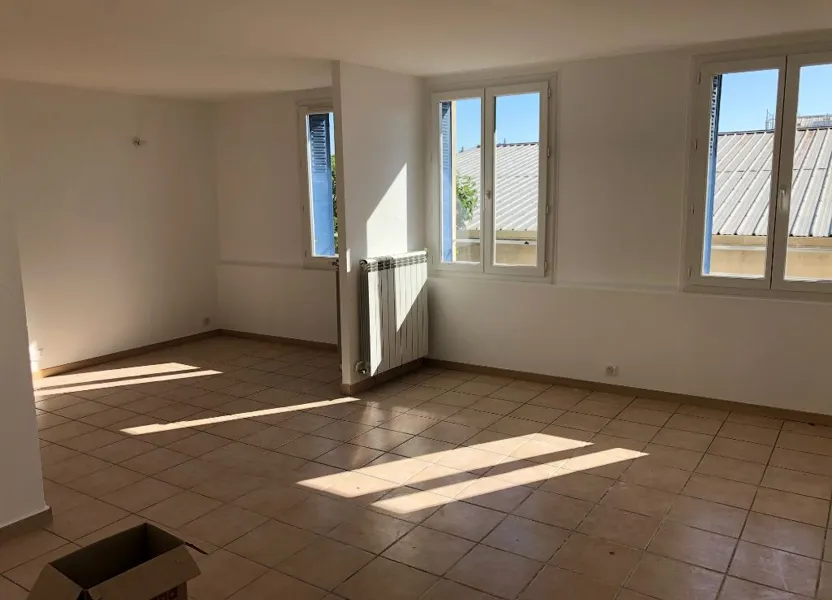 Flat Avenue de la Gare in Cheval-Blanc