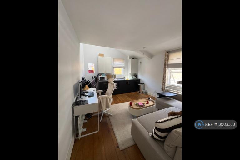 Flat Ormiston Grove in Greater London
