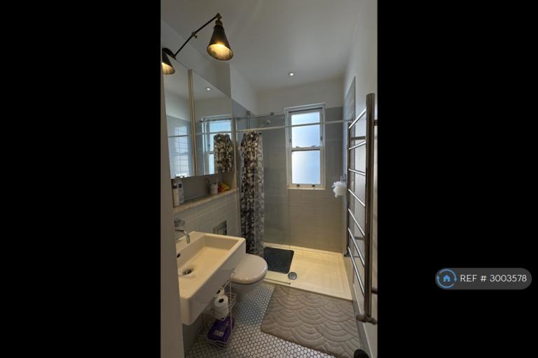 Flat Ormiston Grove in Greater London