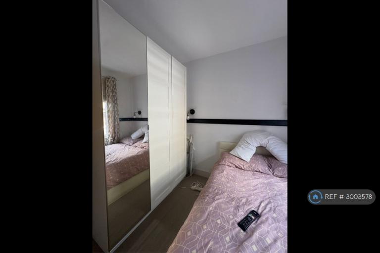 Flat Ormiston Grove in Greater London