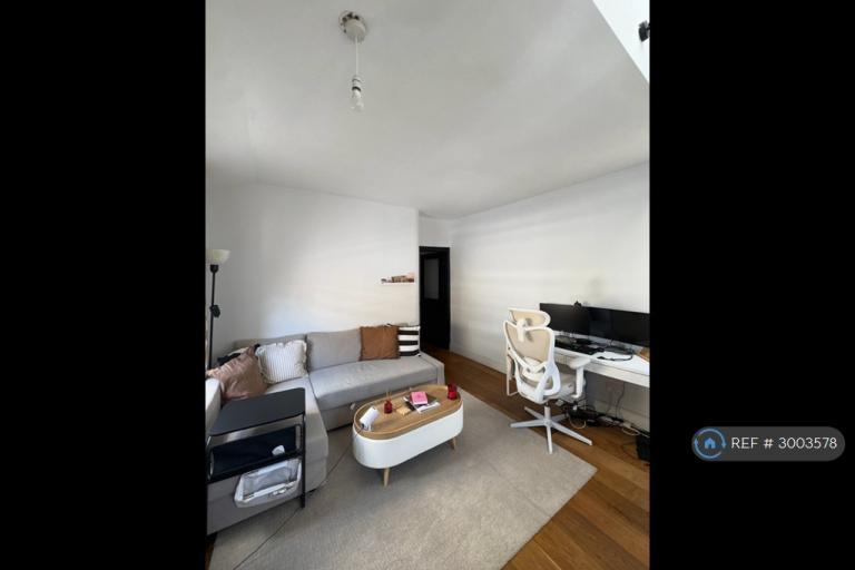 Flat Ormiston Grove in Greater London