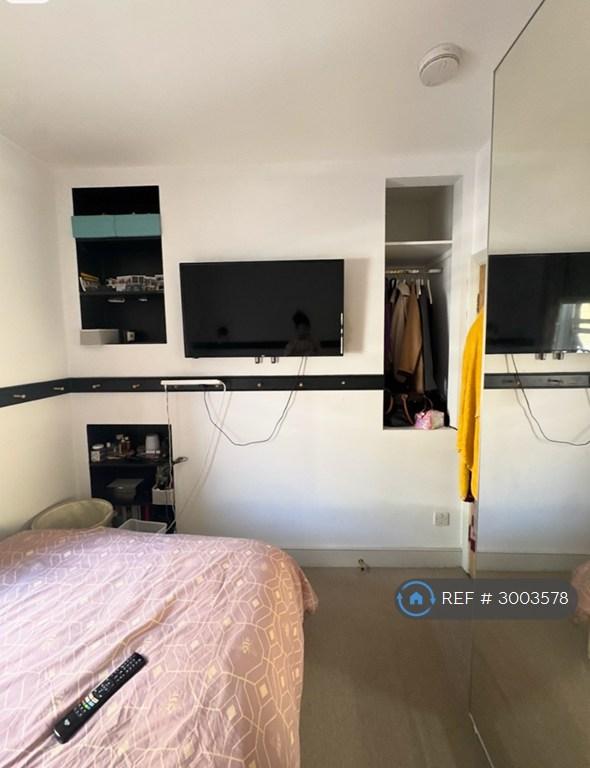 Flat Ormiston Grove in Greater London