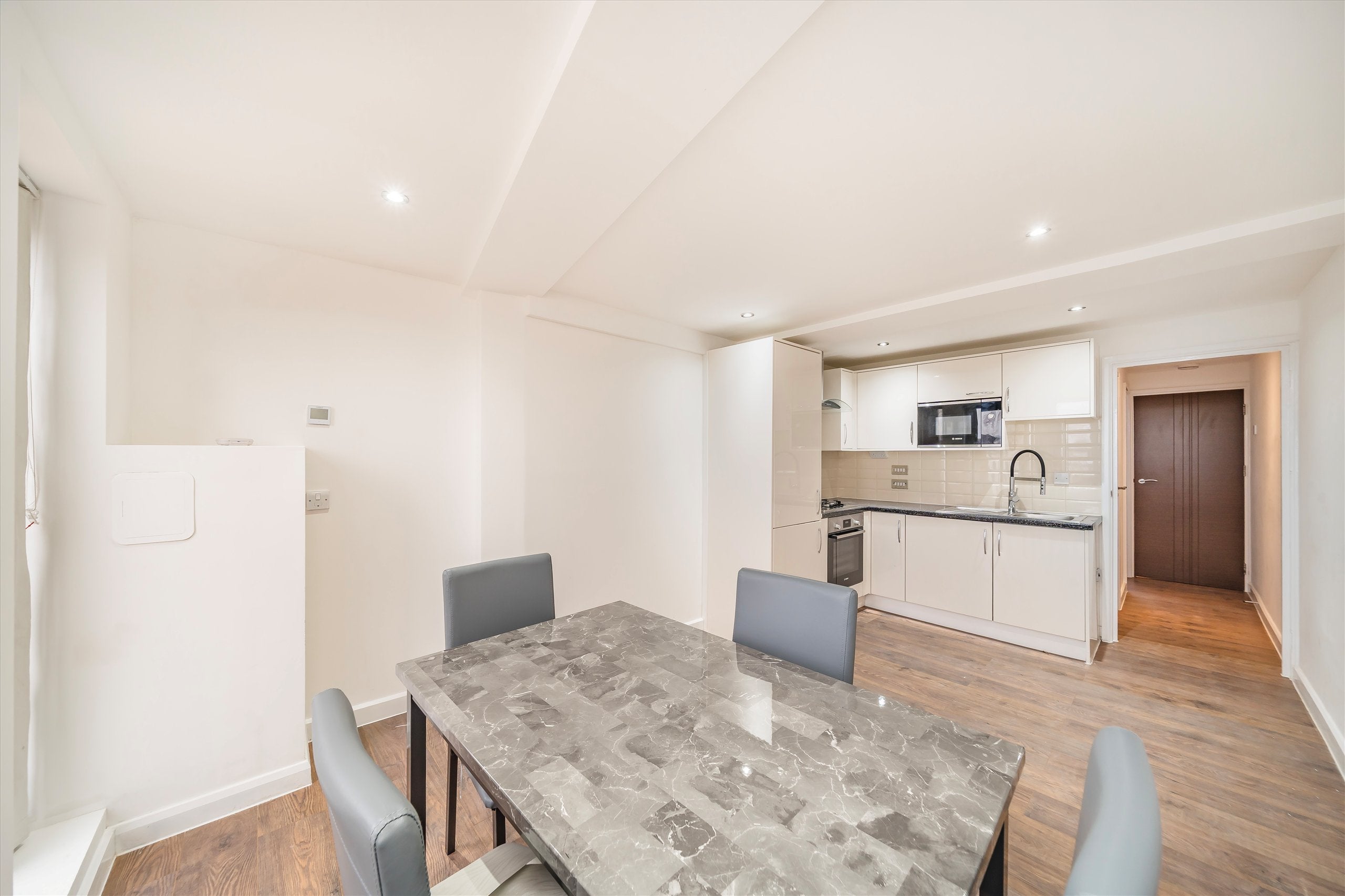Flat Balham High Road in Greater London